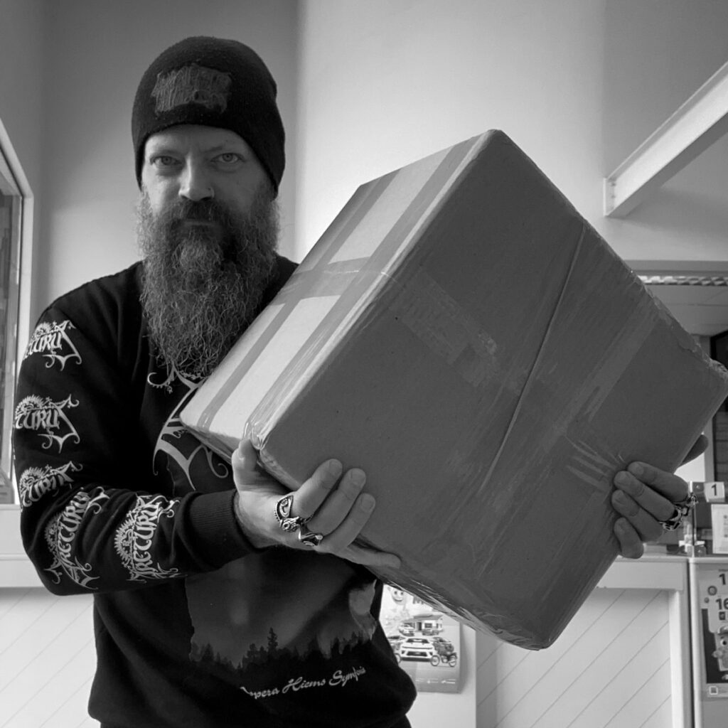 Tersis Zonato, diretor da Metal Army, enviando a caixa com CDs do Djevel para a Noruega (2026)